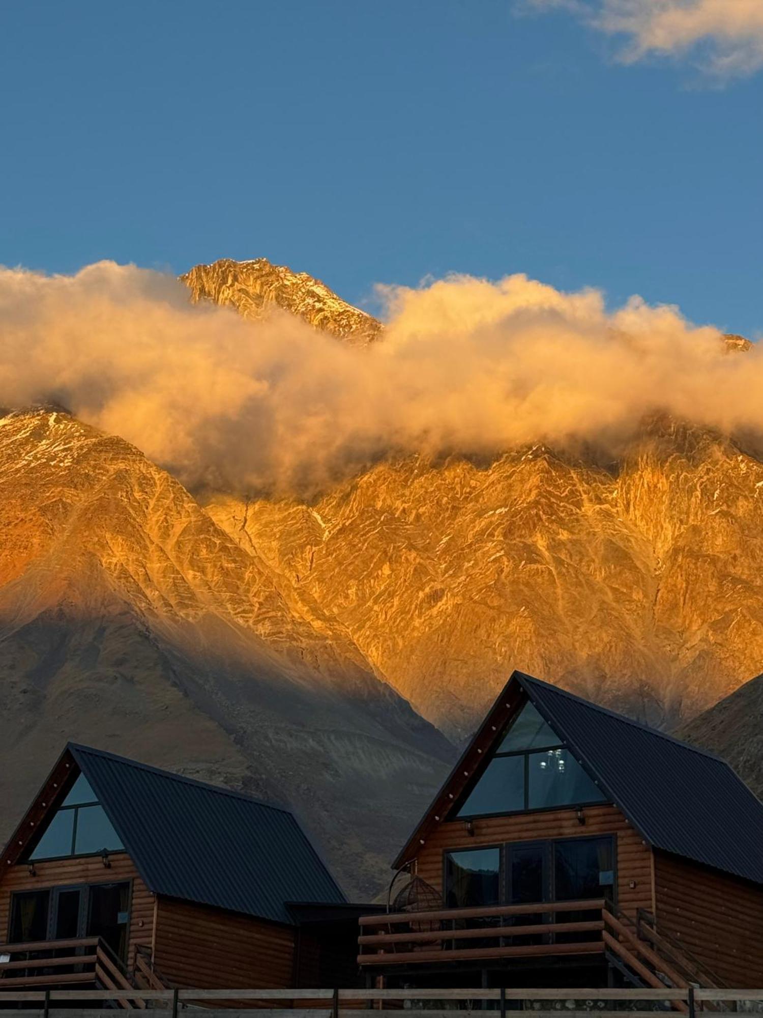 Kazbegi Inn Cottages Exterior photo